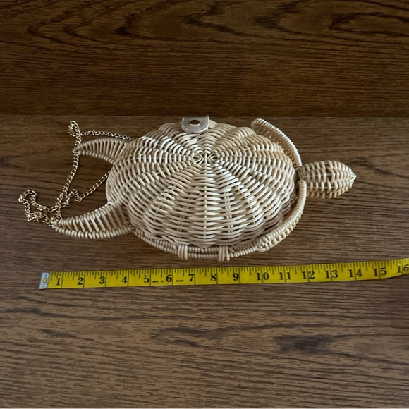 Tommy Bahama Woven Turtle Crossbody Bag in Natural Straw with Gold Chain NWT - Picture 4 of 8